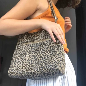  - Snygg leopardväska med justerbara band! Den har flera fack och är dessutom trendig! ❣️