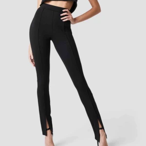  - Nypris: 399kr.  Säljer mina svarta front slit pants från NA-KD. Bekväma byxor med snygg front slits och bra passform! Frakten är inräknat i priset 🥰