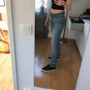  - Asballa!!! jeans från sand med detaljer nertill. Väldigt ovanliga. Väl använda men fortfarande hela och och bra skick!! Storlek 36. Köparen står för frakt🥰