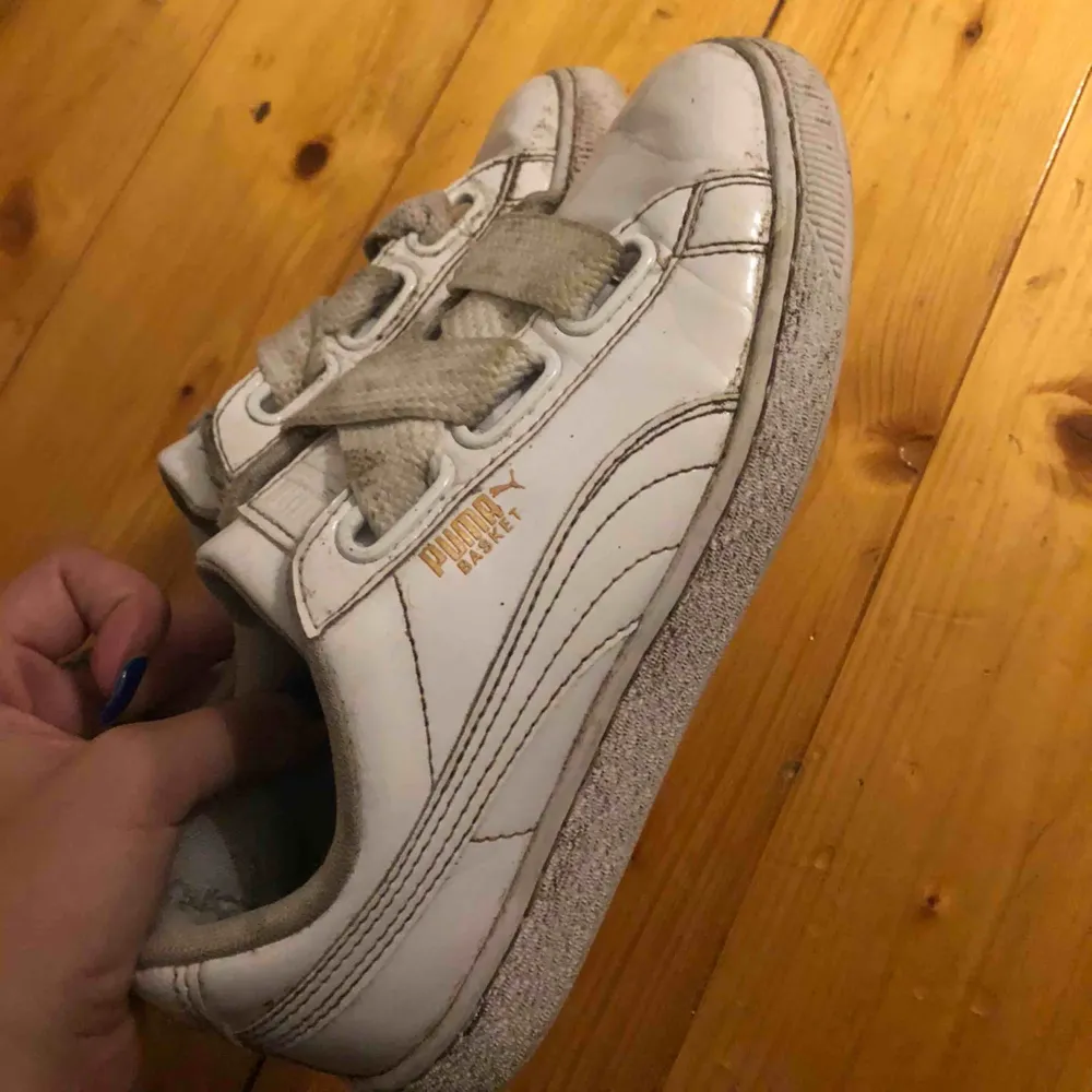 Vita lack puma skor , inte bra skick men går att tvätta mer än vad dom gjorts i bilden. - frakt ingår inte . Skor.