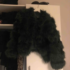  - Köpt för 1,5 år sedan. Bra skick. Saknas en silver knapp inuti, lätt att fixa! 