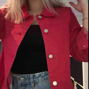  - Röd jeansjacka som är rätt så lång men kan även klippas av. Fint figursytt 