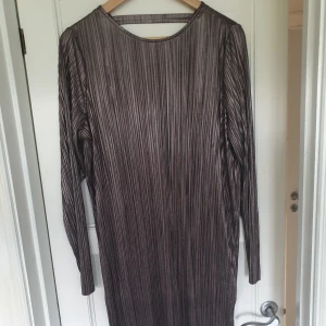  - Jättesnygg klänning som passar både till vardags och fest. Den har en snygg urringning i ryggen