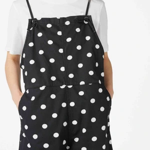  - Hängselshorts med prickar från Monki. Dessa har knyt på axeln och fickor. Stor storlek passar även en större storlek. Storlek S.   Skickar för 55kr. Har swish 💸