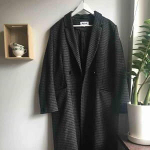  - Jättemysig vinterkappa från Weekday. Använd ett fåtal gånger förra hösten men nu hänger den bara i garderoben. Finns i Stockholm!