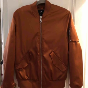  - Säljer knappt använd bomberjacka herrmodell. Strl xs men passar mig som tjej och vanligtvis har medium. Passar höst och vår den är lätt fodrad. Kan mötas upp i Stockholm. 