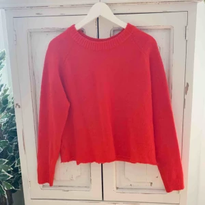  - Kort stickad tröja i rödfärg