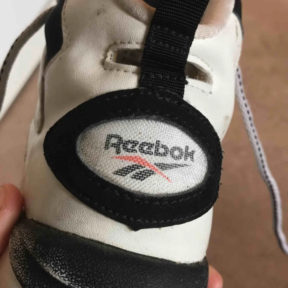Perfekta ”Dad Sneakers” från Reebok i storlek 36. Finns definitivt tecken på användning men de är hela och jag kan tvätta upp dem innan jag skickar dem! 200 kr inkl frakt.. Skor.