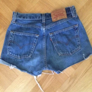  - Klippta 501:or, sliten mörk tvätt