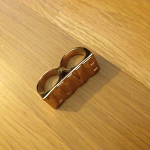  - Skitsnygg dubbelring i guld med texten LOVE på. Köpt på forever21 i London för typ 5 år sen. Säljes pga den är lite för liten för mina fingrar 😭. Uppfattar dock ej ringen som speciellt liten generellt utan ba för mina stora fingrar hehe. 