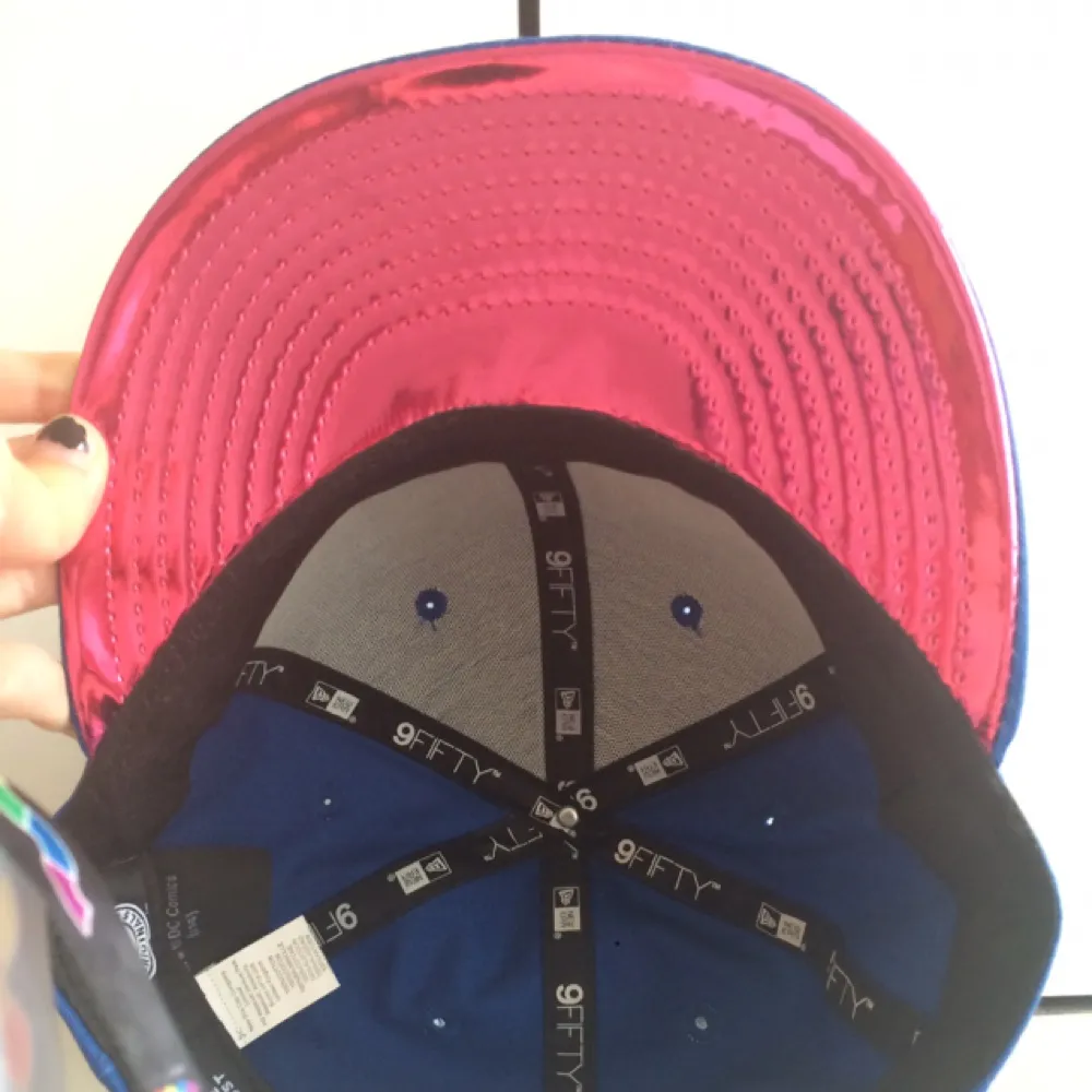 Rensar kepssamlingen och hittade denna bortglömda godbit. 
Super girl keps från 9fifty, sparsamt använd/näst intill oanvänd. Köpt för ca 400-500kr. . Accessoarer.