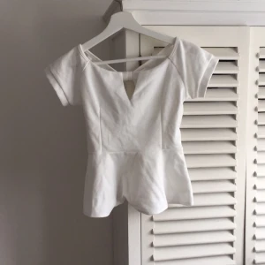  - Söt topp i storlek S.
Rosett i ryggen. 
Aldrig använd.
