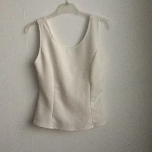  - Snygg tröja med rosetter på ryggen