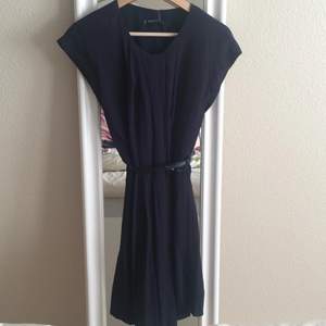 Oanvänd marinblå klänning från mango med skärp i midjan. Ser elegant och lite dyrare ut :) 