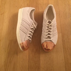  - Adidas originals superstar 80s metal toe
Säljer mina skor som jag använt 1-2 gånger. Rosé metallplattor längst fram på skorna.