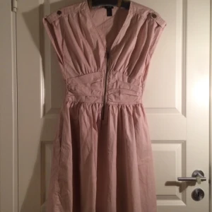  - Helt ny H&M Klänning storlek 36 Men passar tom storlek 38&40 Hämtas vid Aspudden 