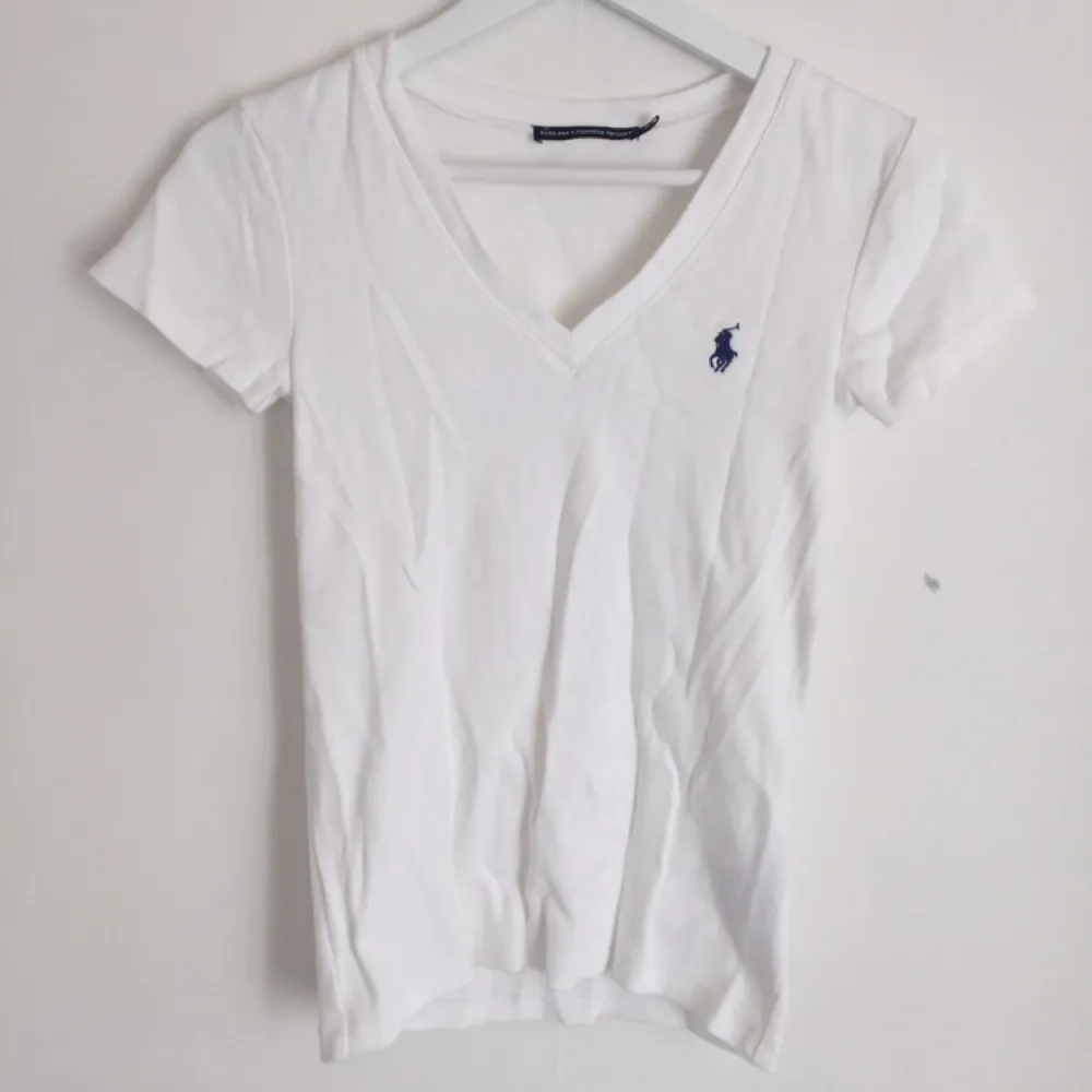 Tight t-shirt från Ralph Lauren, oanvänd.. T-shirts.