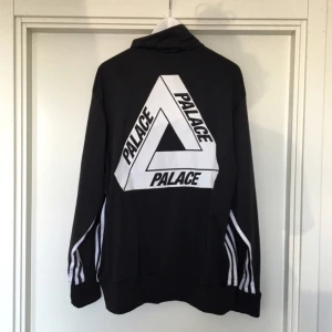  - Fet wcttröja från samarbetet mellan adidas och palace!!!🙌🏼✨ använd ett fåtal gånger, men den är i nyskick!!😀 eventuell frakt betalas av köparen!😙🍒