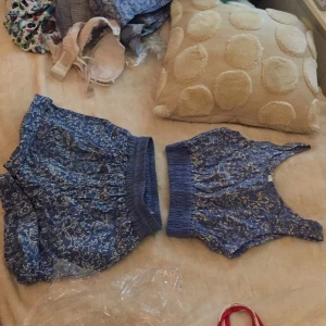 - TOP OCH SHORTS
80 kr per del. 
130 kr för hela setet.