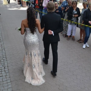  - Jag säljer min snygga balklänning som endast är använd vid ett tillfälle. Kvalitén är otroligt bra och köänningen är som ny med tanke på att jag endast bar den i några fåtal timmar. 

Kan frakta klänningen då köparen står för frakten. 

Priset kan diskuteras vid snabb affär. 