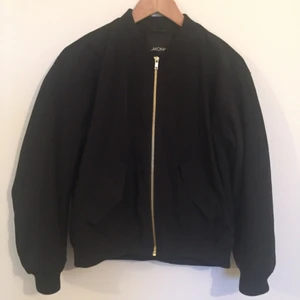  - Bomberjacka från Monki. Väl använd och väldigt bra material, inte ett dugg sliten! 