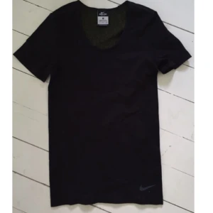  - Oanvänd Nike träning/spring t-shirt i storlek Small. 
