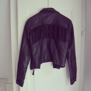  - Cool skinnjacka med mockafransar på ryggen. Perfekt för festivallocken!