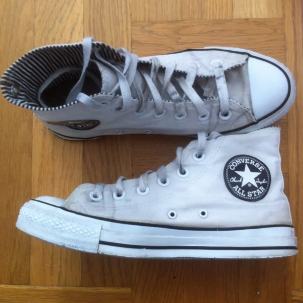 Vita Converse med något tjockare canvas tyg. . Skor.