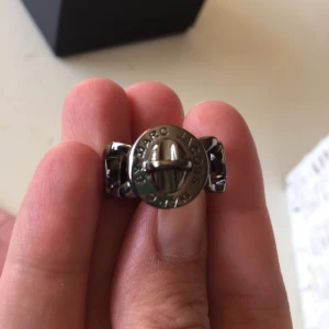  - Marc by marc Jacobs ring storlek M/ L 
Ringen är som ny . 
Inköpt på tara . 