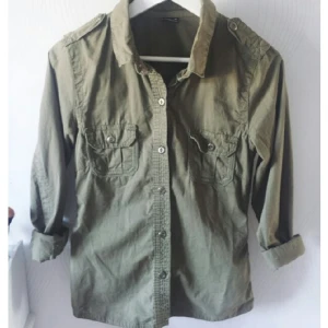  - Skjorta/Tunn jacka aldrig använd! 