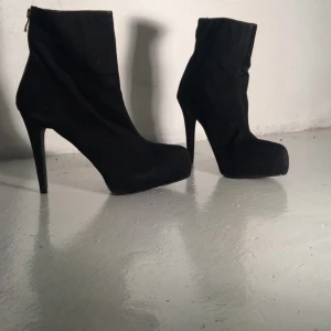  - ⭐️Aldrig använda platåklackar Strl 40 Tar swish, kan mötas i Stockholms innerstad. Köparen står för frakten.