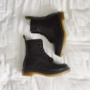  - Svarta Dr Martens!
Storlek 37
Använda minst 4 gånger, ser ut som nya✨

Skriv i chatten vid intresse 👏🏼