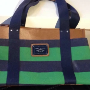  - Walk on water (600kr) nu 299kr
Tommy&Hilfiger 499kr
Björn Borg 299kr
Köper du alla får du 200kr rabatt ;)
Köper du flera grejer från mina annonser, får du alltid rabatt :) 