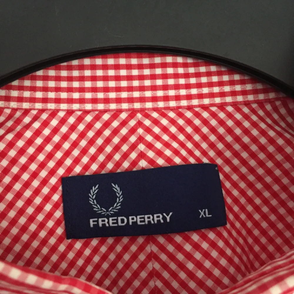 Fred Perry skjorta. I toppskick.. Skjortor.