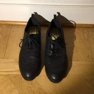 Ett par låga, svarta skor från H&M med fina detaljer på. Använda endast ett fåtal gånger! 

Kan skickas mot betalning ✌🏼️