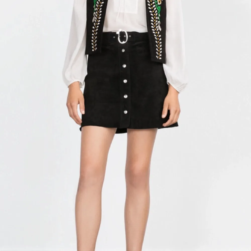 Fin kjol i mocka från Zara med avtagbart skärp!
Svart, passar en S-M.
Använd 1 gång.
Nypris: 699kr . Kjolar.