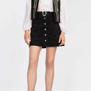 Fin kjol i mocka från Zara med avtagbart skärp!
Svart, passar en S-M.
Använd 1 gång.
Nypris: 699kr 