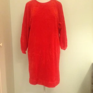  - Röd velourklänning, raglanärm, 70-tal. Knälång. Kan skickas.