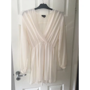  - Säljer min härligt vita klänning från topshop pga garderobrensning!

Sparsamt använd och storleken är Medium men kan även användas för Small. 

Frakt står köparen för.

Vid frågor, skriv gärna till mig på meddelanden! 
