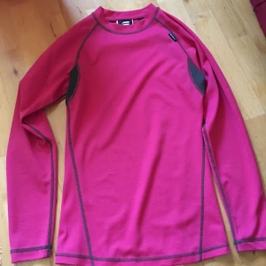  - Rosa skidunderställströja från Everest. Använd fåtal gånger. Finns matchande byxor till salu för samma pris. 