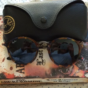  - Supersnygga 💚💙💚Äkta Ray Ban solglasögon. Hämtning i Stockholm eller så läggs frakten på priset. Inga repor i perfekt skick, säljer för att de är en aningen för stora på mig. 