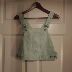  - Mintgrön topp från weekday. Jeanstyg.