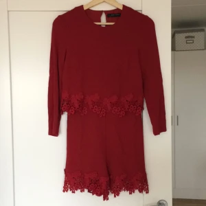  - Jättefin byxdress från Zara! Önskar jag kunde ha den men den krympte i tvätten. Så skulle säga att det är en XS nu, men det står S i den. Hur fin som helst!