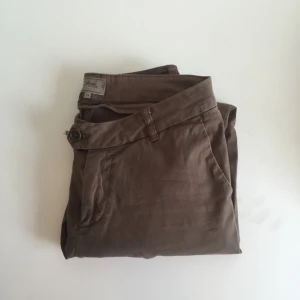  - Mörkgröna chinos från Boomerang stl 34
98% bomull
2% elastan
Finns i Stockholm