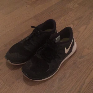  - Nike free runs! Väldigt snygga och sköna gympasskor, säljer pga för små:( ganska små i storleken. Använda ett tiotal gånger. Ser relativt oanvända ut förrutom på undersidan som ni kan se på bilden, då jag använt de i skogen. Jättesnygga att ha både till vardags och när man tränar.