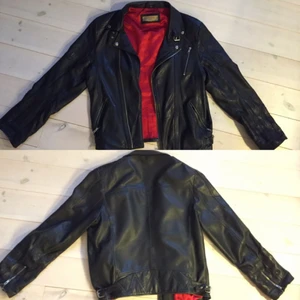  -  Säljer grym läderjacka, märke Lazy Fox, i toppskick! Jag var slarvig i min ungdom o köpte en för stor jacka (stl.52) Nu är det dags att införskaffa en i lagom storlek. Men fast den är för stor har jag då&då använt jackan o fått, en hel del komplimanger + ett o annat ragg tack vare (trots) den lite för stora jackan. (OBS jackan var ute ur bilden långt innan det hände något med raggen, don't worry, inga skumma fläckar på jackan)  Cool, luktar gott, äkta läder, snyggt sexigt rött foder och häftiga spännen och detaljer.  Säljer för 1700 kr eller rimligt bud vid snabb&enkel affär.   1 700:-