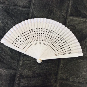  - Min endast 1 gång använda solfjäder säljes, passar perfekt till bal eller liknande 👌🏾 köptes för 150kr säljes nu för endast 50kr