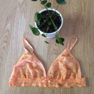  - 🍑Peachorange spetsbh söker nytt kärleksfullt hem🍑

• Storlek: XLarge
• Märke: Bodysecrets
• Material: Nylon & elastan
• Skick: Endast provad, som ny!
• Övrigt: Inga skavanker 
• Frakt: 13kr