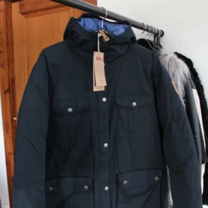  - Superfin och helt oanvänd Fjällräven Greenland Down Woman säljes pga. fel storlek, prislapparna sitter kvar! Inköpt 2015 för 4799 kr på Naturkompaniet. Priset är förhandlingsbart! 