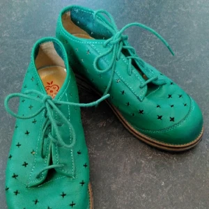  - Gröna och nätta små skinnskor. Använda endast ett fåtal gånger, säljer då de är lite för små. Strl 36, från Gudrun Sjöden. Nypris ca 1300. Liten slitning på tån på ena skon, se bild. Söt skopåse medföljer. 

Betalning med swish eller kontant om hämtas i Stockholm. Frakt tillkommer. 